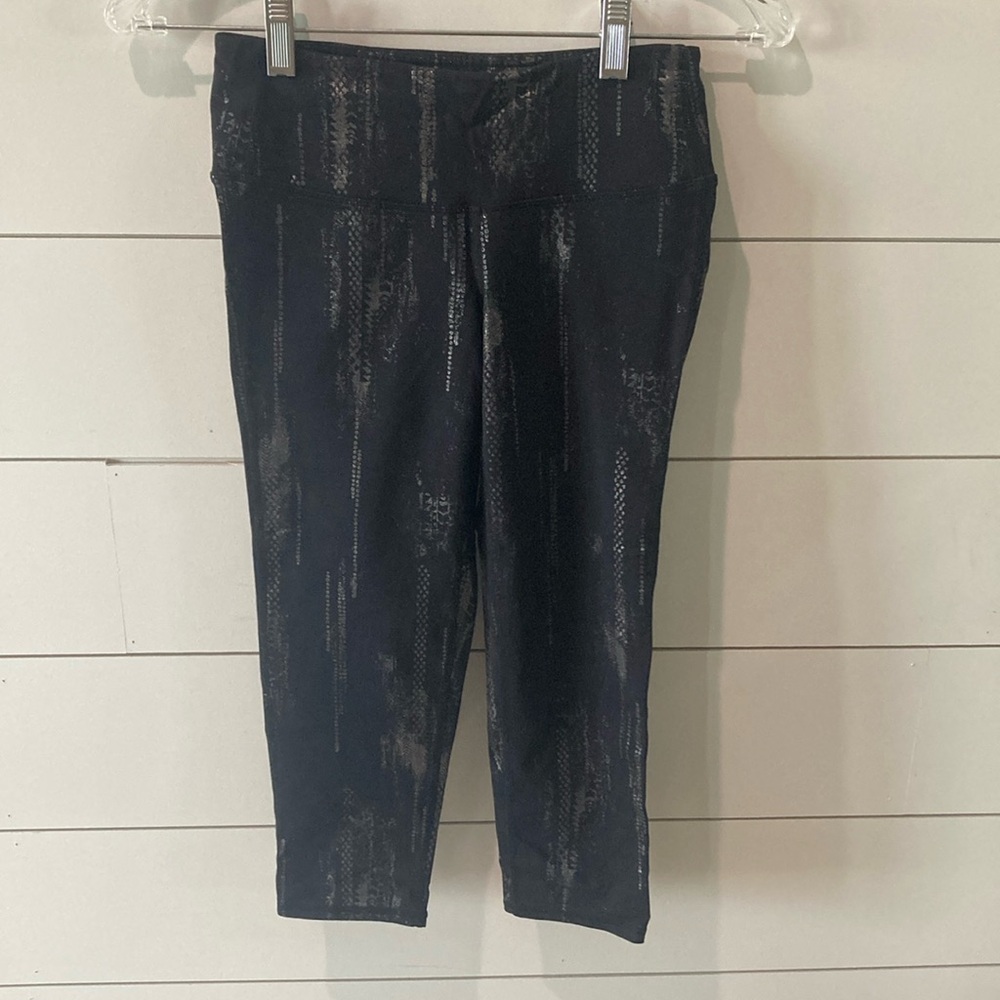 ATHLETA. knee cut leggings.
